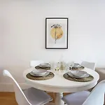 Center 2br Flat W/ Ac By Lovelystay Πόρτο