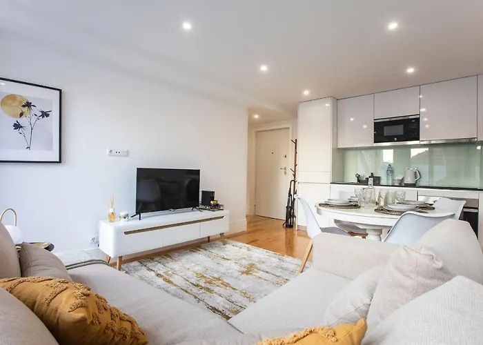 Center 2br Flat W/ Ac By Lovelystay Πόρτο