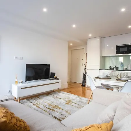 Center 2br Flat W/ Ac By Lovelystay ポルト